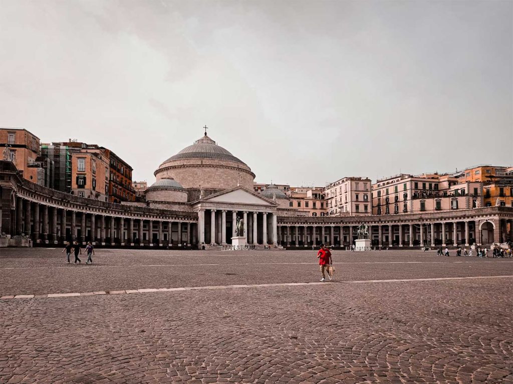 Les 10 lieux et monuments incontournables à voir absolument à Naples